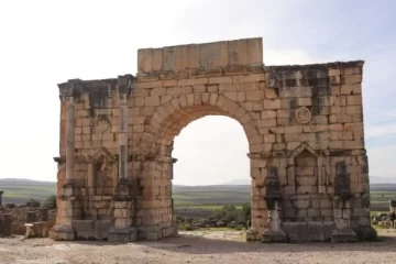 Ancient Roman ruins of Volubilis in Morocco, a key attraction on the 8 Days Tour from Casablanca, showcasing historical architecture.